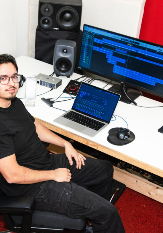 Bo-Ramautar_in_de_Sostid-studio